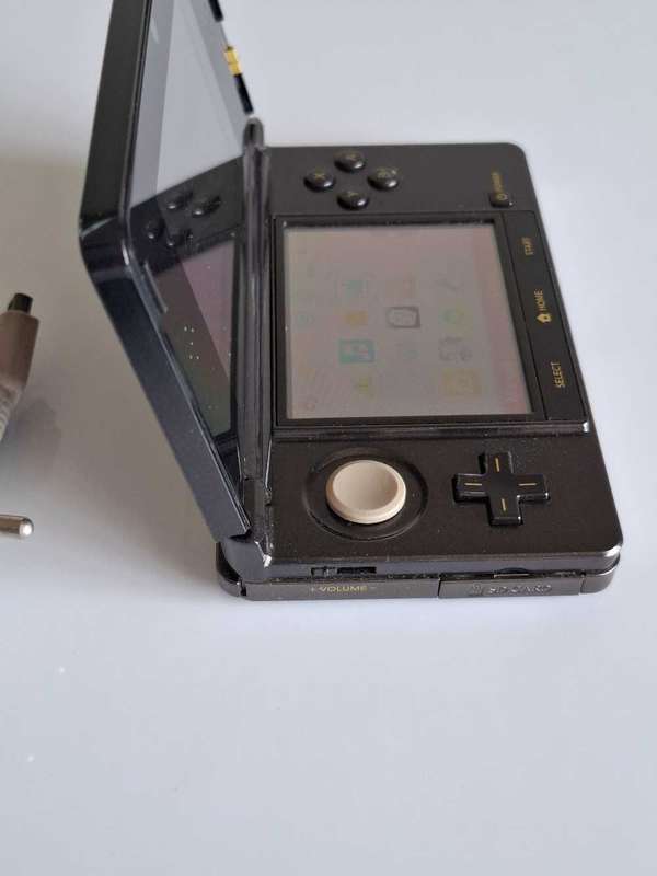 Nintendo 3Ds Console +Charger