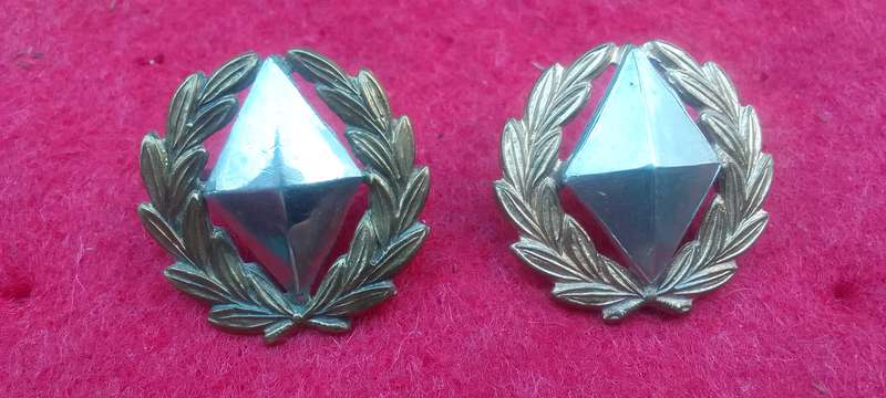 KIMBERLEY BI/M COLLAR BADGE PAIR-WORN FROM 1922-LUGS + PINS INTACT