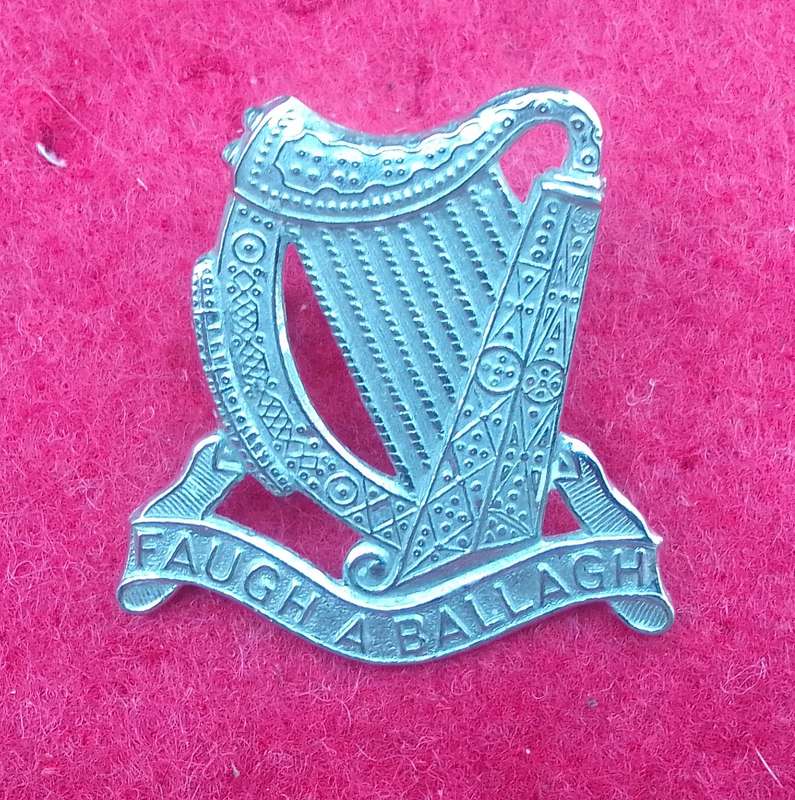 SOUTH   AFRICAN IRISH,WHITE METAL CAP BADGE-WORN FROM 1964- 2X LUGS