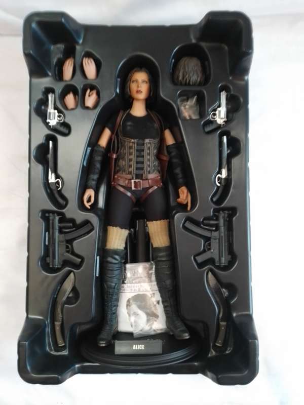 Hot toys 1/6 scale "Alice" Resident evil afterlife figure