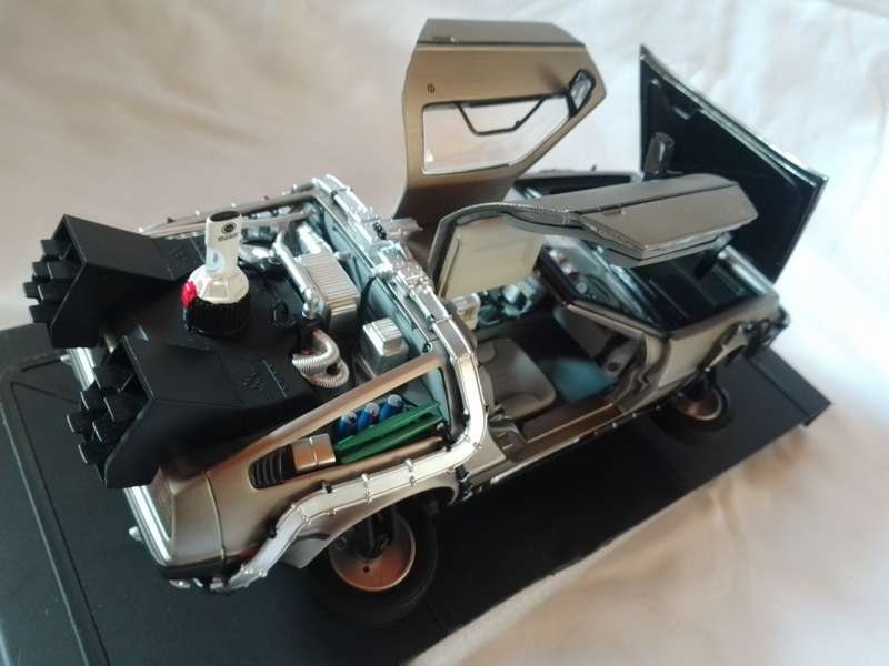 Sun Star Dolorean "Back to the future 2" Time machine 1:18 scale.