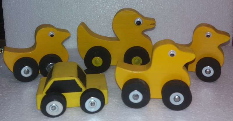 5x New Small Wooden Handmade Toy Cars (1 car + 4 Ducks)