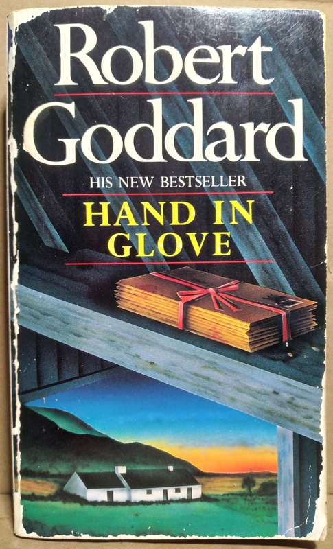 Hand in Glove - Robert Goddard (Small Paperback)