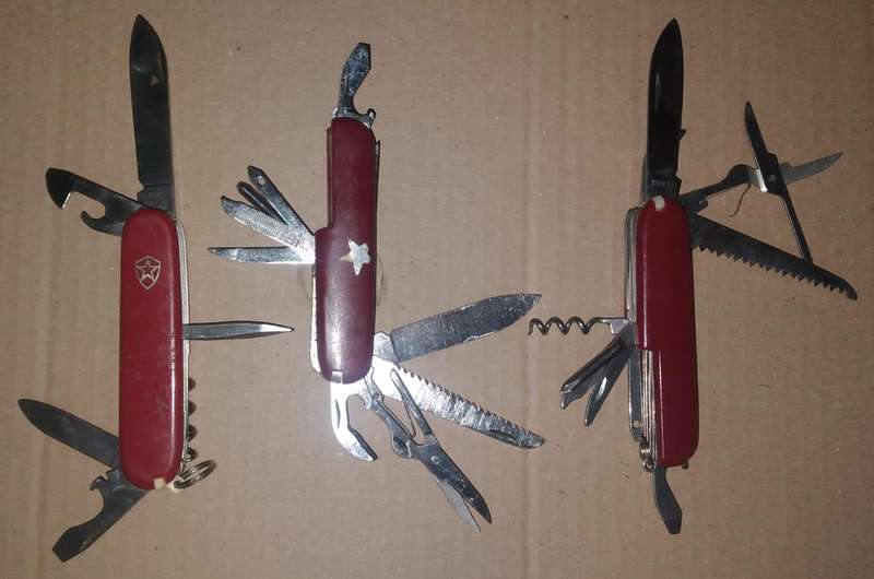 Mixed lot of Army/Utility Knives