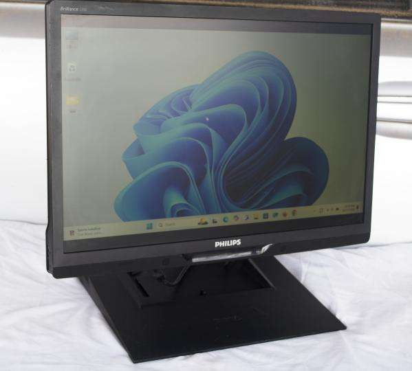 phillips lcd, model  225B, 22` inch, vga, dvi, X2 usb Ports, Firewire, Audio in