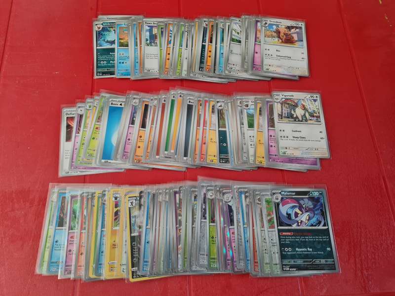 Lot of 180 pokemon cards
