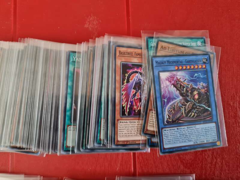 Lot of 200 yugioh cards