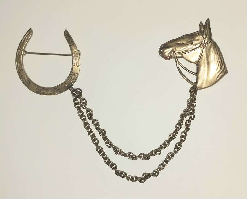 Vintage golden color Horse Head with a chain and a Horseshoe Clasp brooch