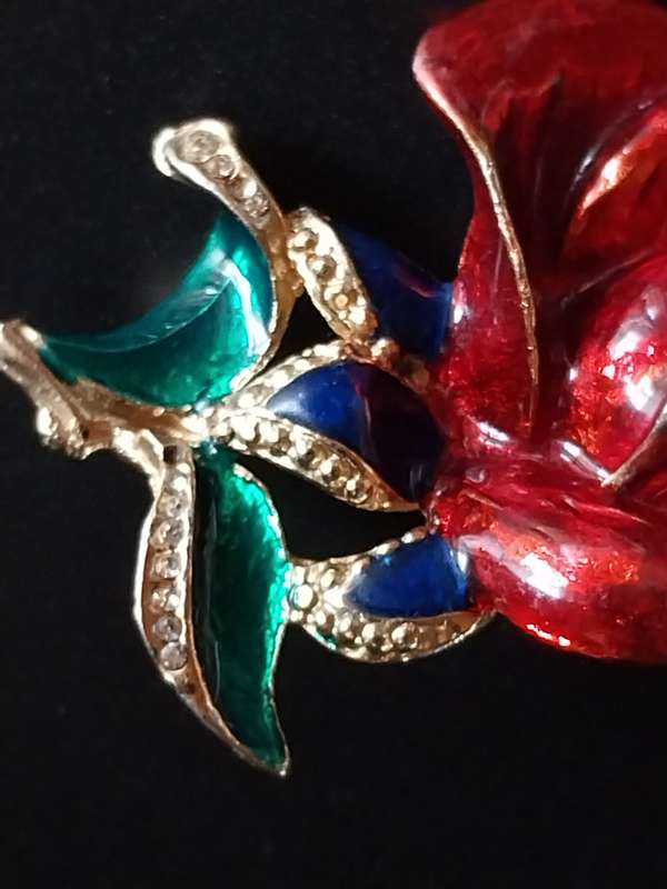 Cosmetic Mid Twenty Century Enamel Rose Brooch with a High-Quality Rhinestone