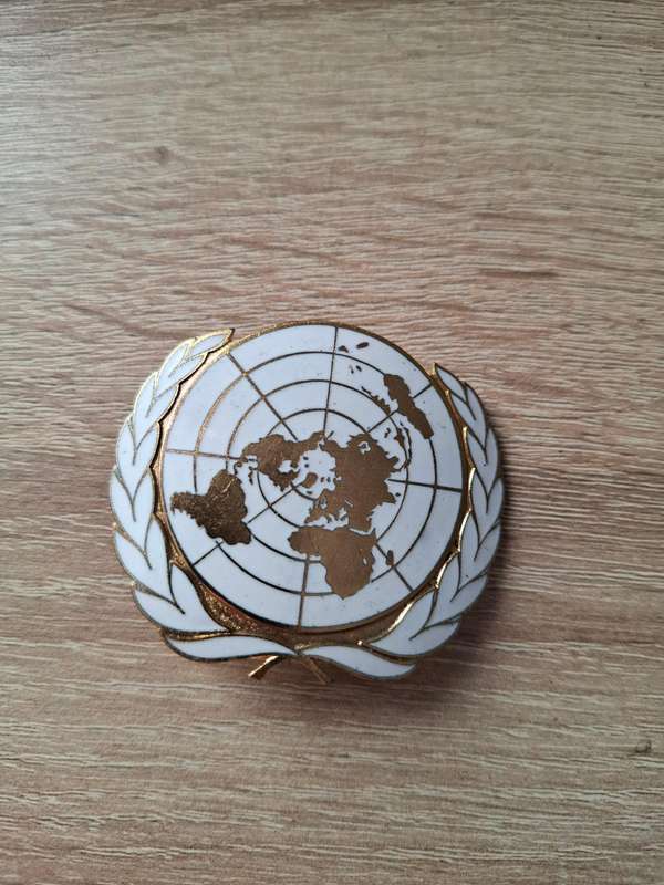 UN - Beret metal badge