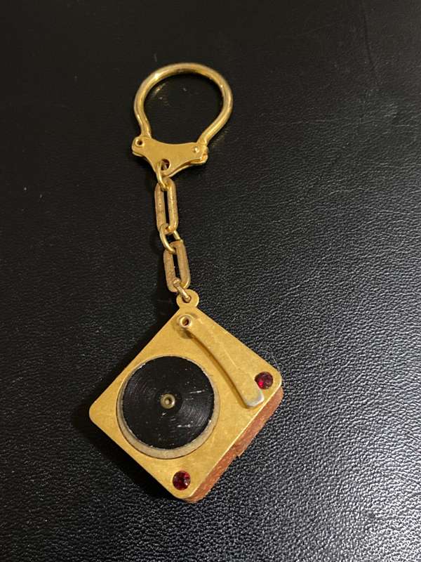 VINTAGE KEYRINGS X 4