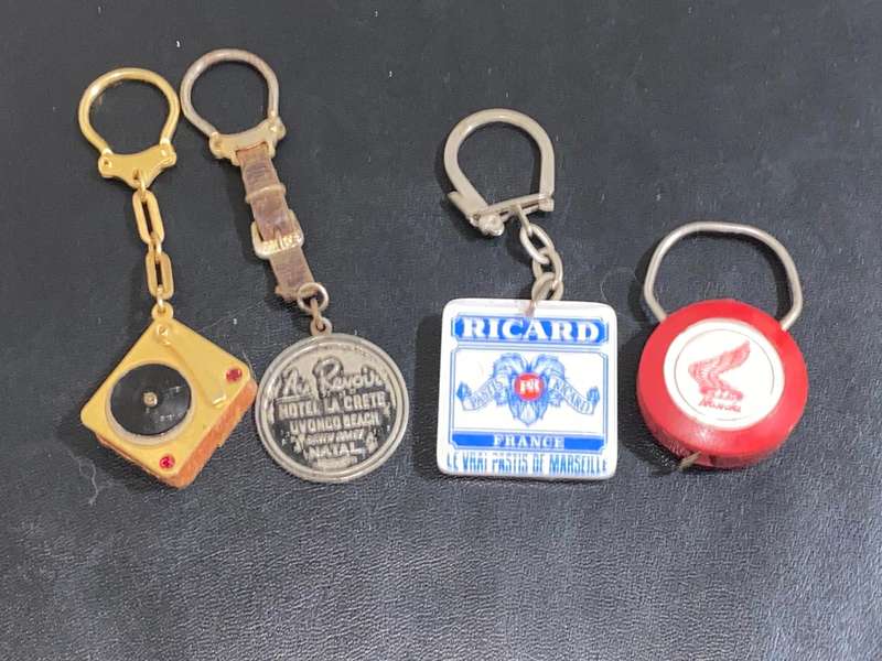 VINTAGE KEYRINGS X 4