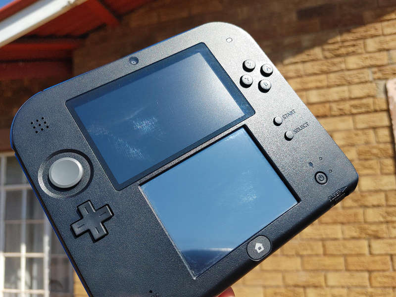 Nintendo 2DS with 4gb memory card and charger