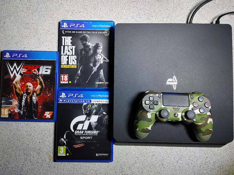 PS4 Slim with Games and 1x Controller