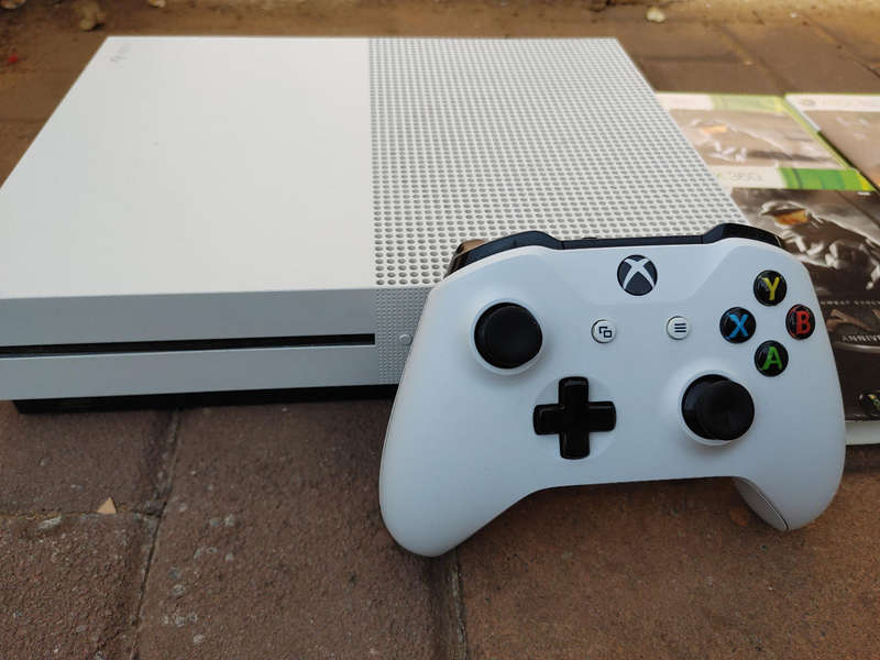 Xbox One S 1tb console with Controller and Halo games