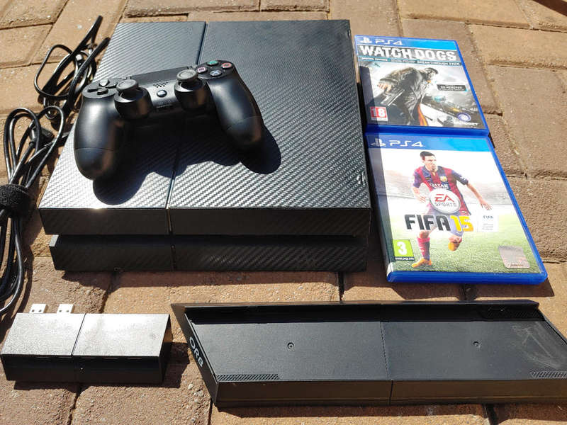 PS4 console, 1x Controller, 2x games and extras