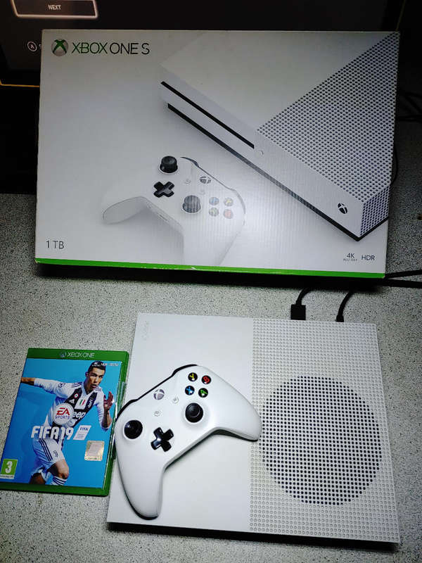 Xbox One S Console with 1x Controller and 1x Game
