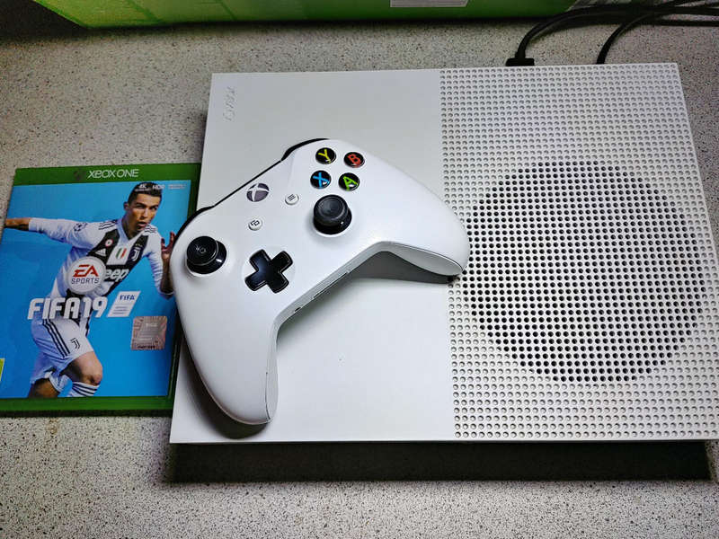 Xbox One S Console with 1x Controller and 1x Game