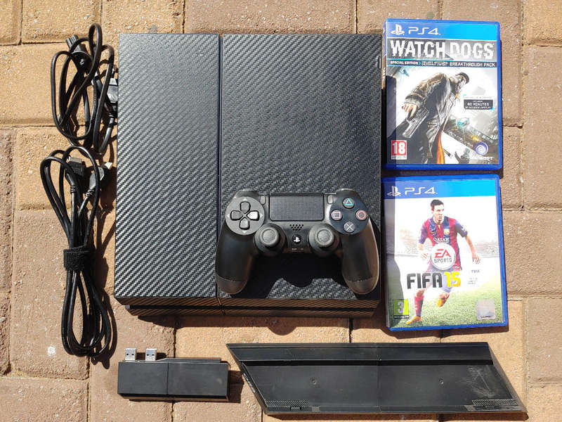 PS4 console, 1x Controller, 2x games and extras