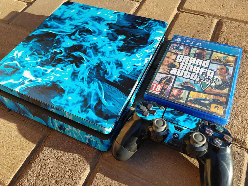 Playstation 4 with 1x controller 1x game