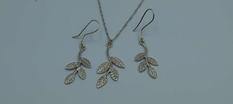 Beautiful 925 Earings and Pendant Set