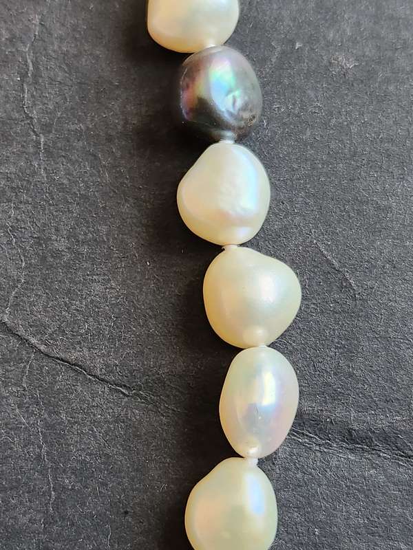 Vintage Multicolour Pearl Necklace- as per photograph