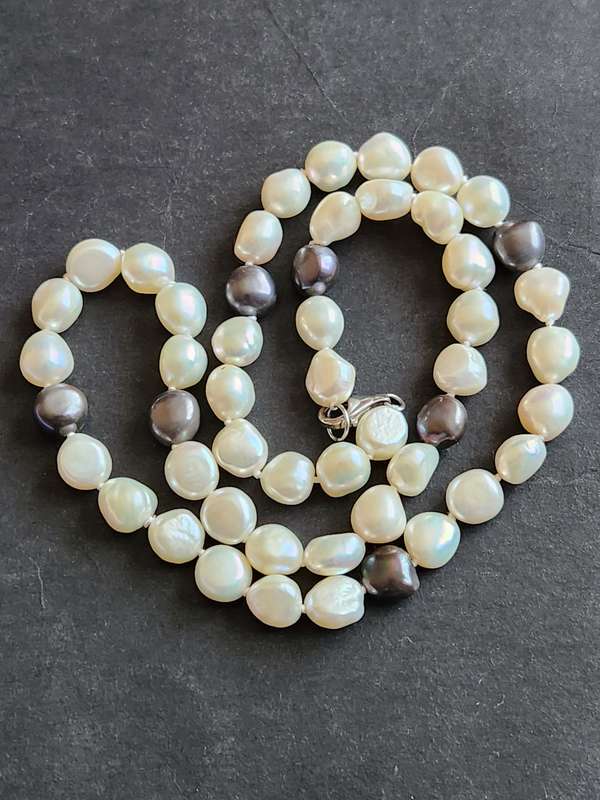 Vintage Multicolour Pearl Necklace- as per photograph