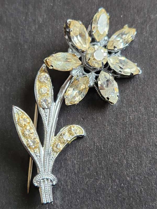 Vintage Flower Crystal Brooch - as per photograph