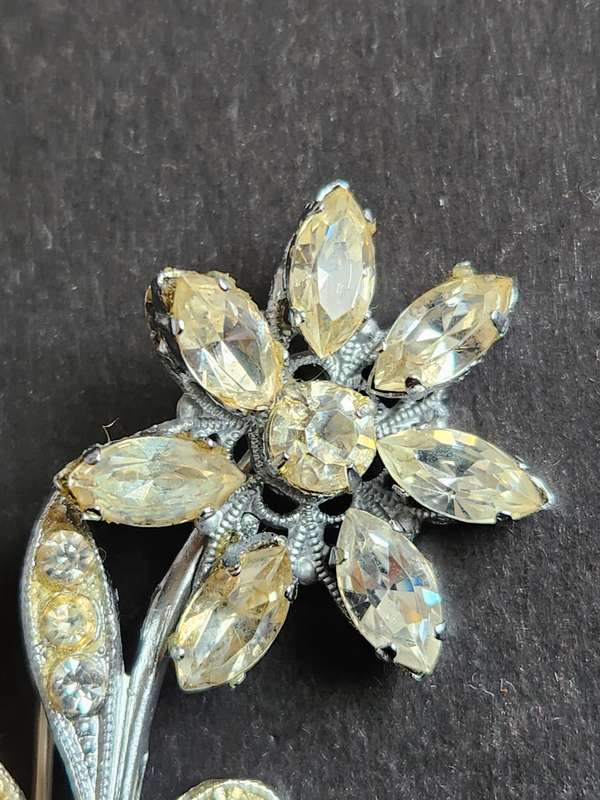 Vintage Flower Crystal Brooch - as per photograph