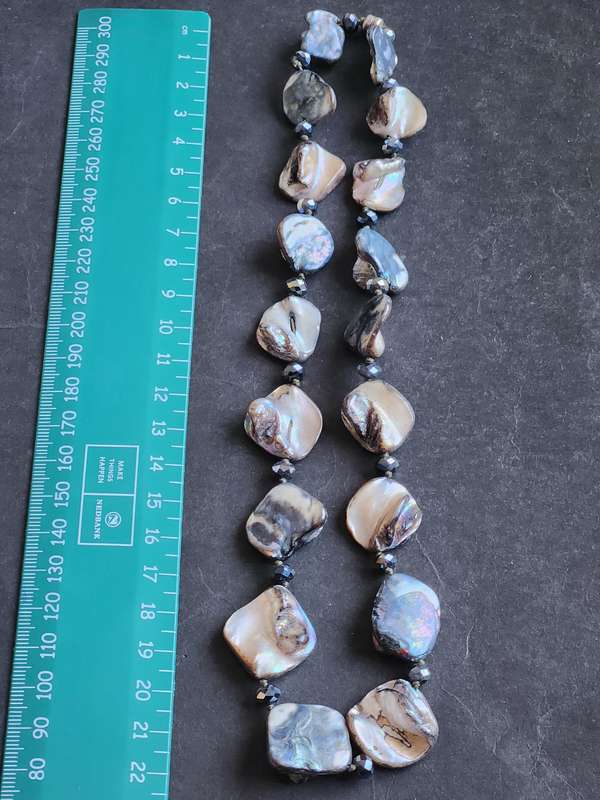 Vintage Mother of Pearl Necklace 56.5g (beautiful condition) - as per photograph