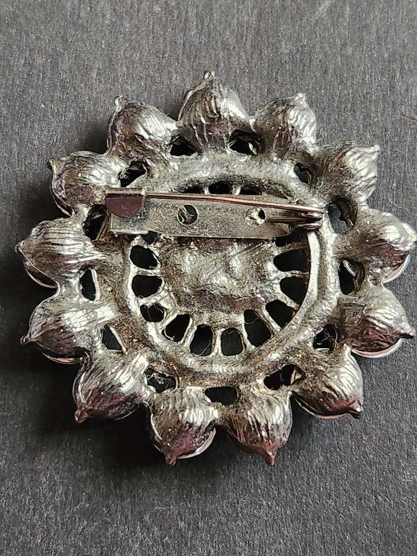 Vintage Costume Jewellery Pin Brooch - as per photograph