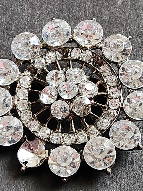 Vintage Costume Jewellery Pin Brooch - as per photograph