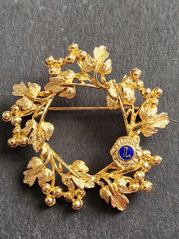 Vintage Lions Club International Gold Tone Leaf and Berries Wreath textured Pin Brooch-as per photo