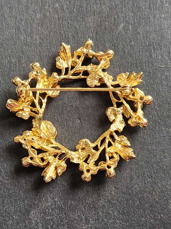 Vintage Lions Club International Gold Tone Leaf and Berries Wreath textured Pin Brooch-as per photo