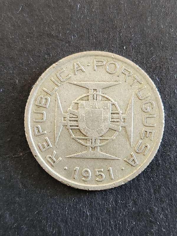 Republica Portuguesa Mozambique 2 1/2 Escudos 1951 Silver - as per photograph