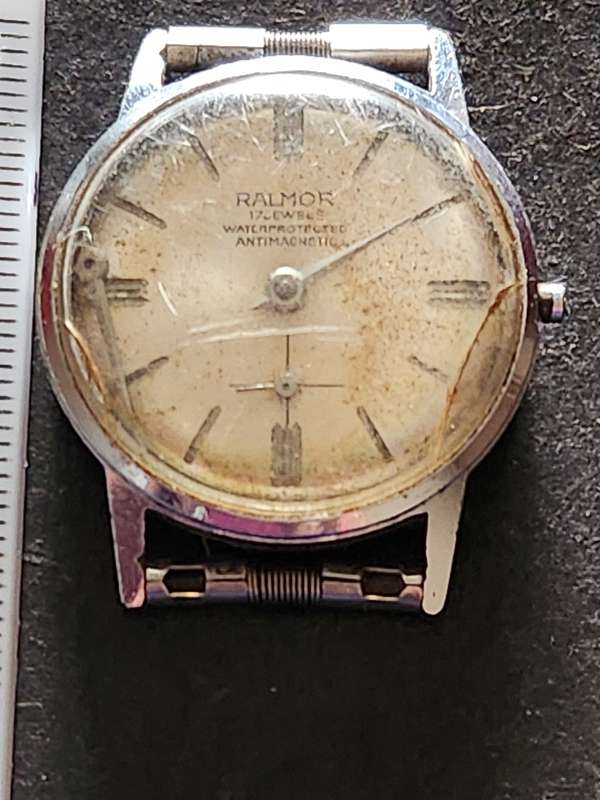 Vintage Men`s Ralmor 17 Jewels Water Protected Antimagnetic Watch missing winder (not working)