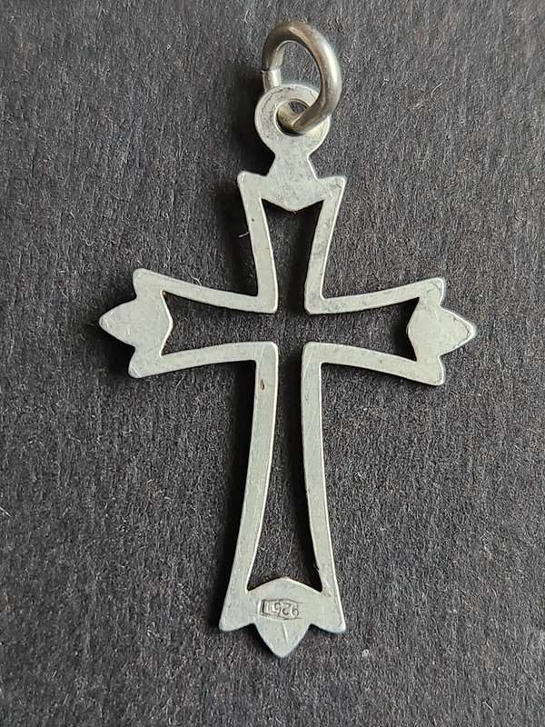 Vintage Sterling Silver Cross 0.8g - as per photograph