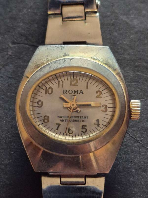 Vintage Ladies Roma 17 Jewels Water Resistant Anti Magnetic Watch (not working)