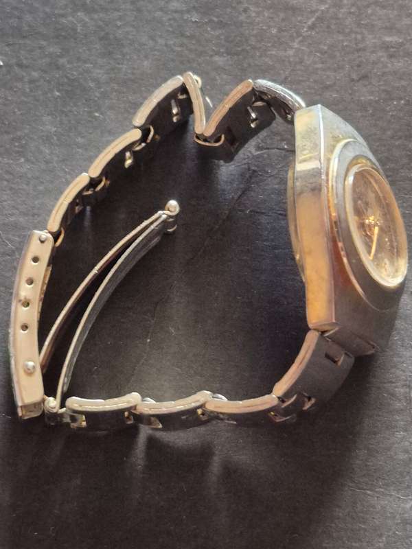 Vintage Ladies Roma 17 Jewels Water Resistant Anti Magnetic Watch (not working)