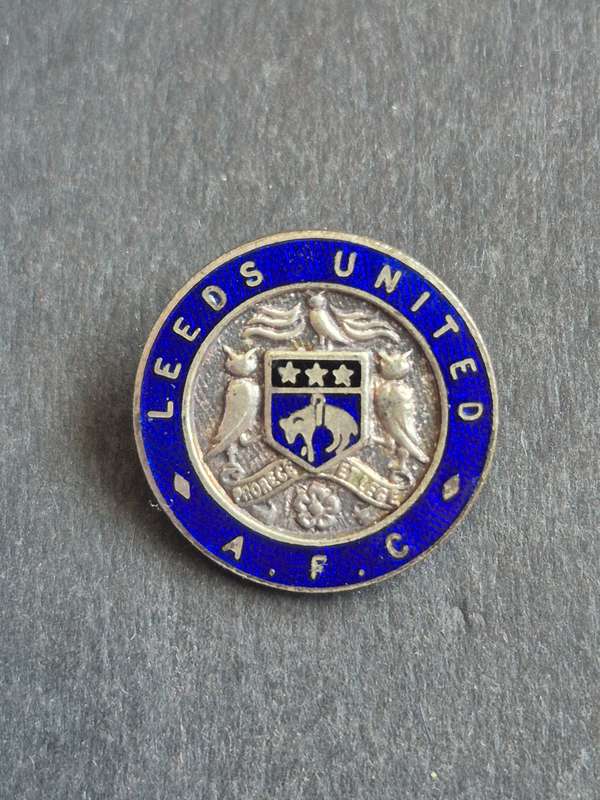 Leads United A.F.C. Football Club Enamel Pin Badge (excellent condition)