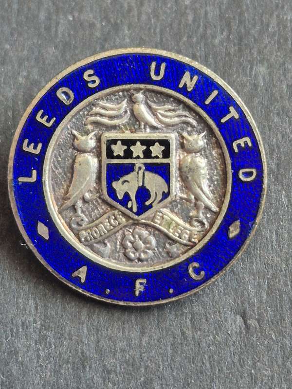 Leads United A.F.C. Football Club Enamel Pin Badge (excellent condition)