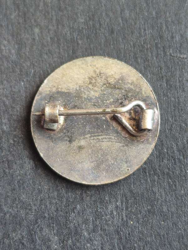 Leads United A.F.C. Football Club Enamel Pin Badge (excellent condition)