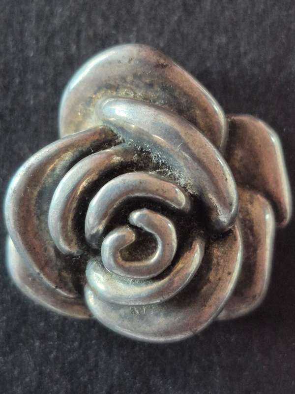 Sterling Silver Rose shaped Pendant 6.3g  .925