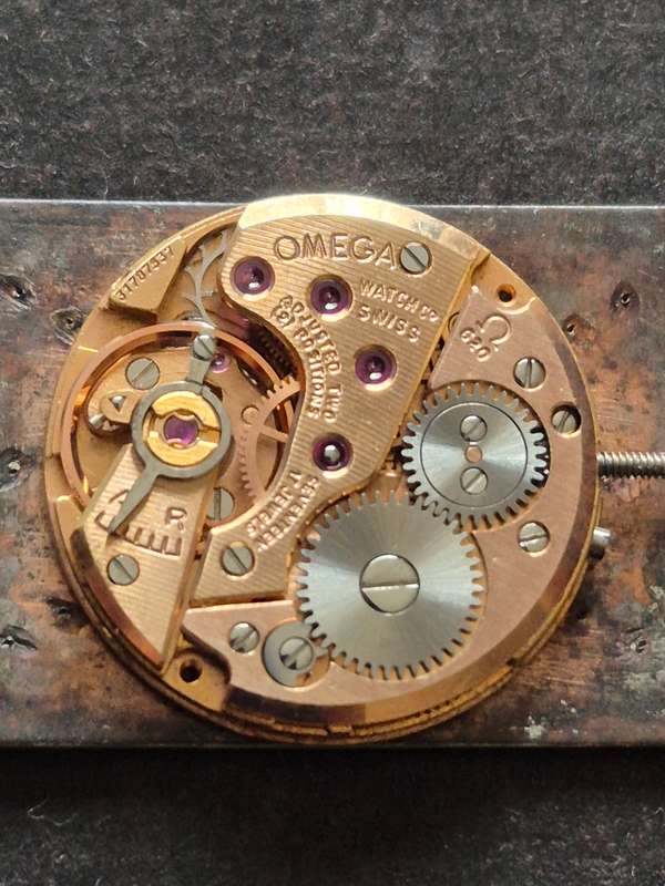 Omega 620 Movement 17 Jewels Balance Wheel Moves - with plastic glass - sold as is