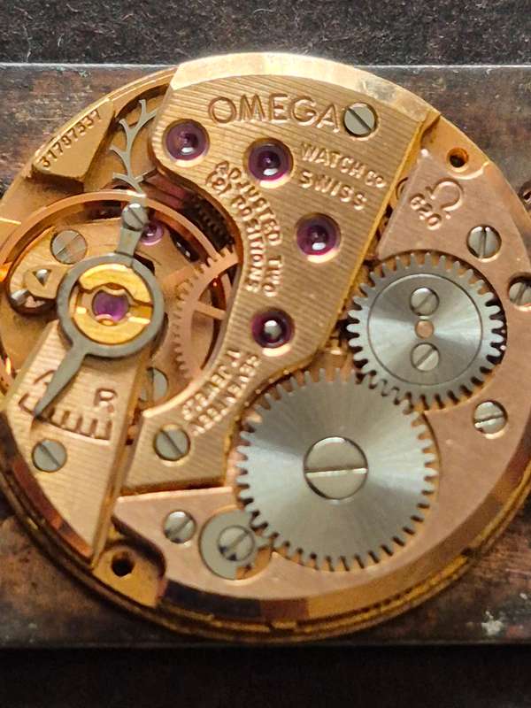 Omega 620 Movement 17 Jewels Balance Wheel Moves - with plastic glass - sold as is