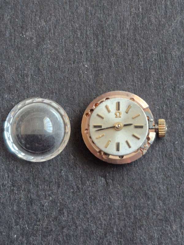 Vintage Ladies Omega Watch Movement 17 Jewels Balance Wheel Moves -with glass