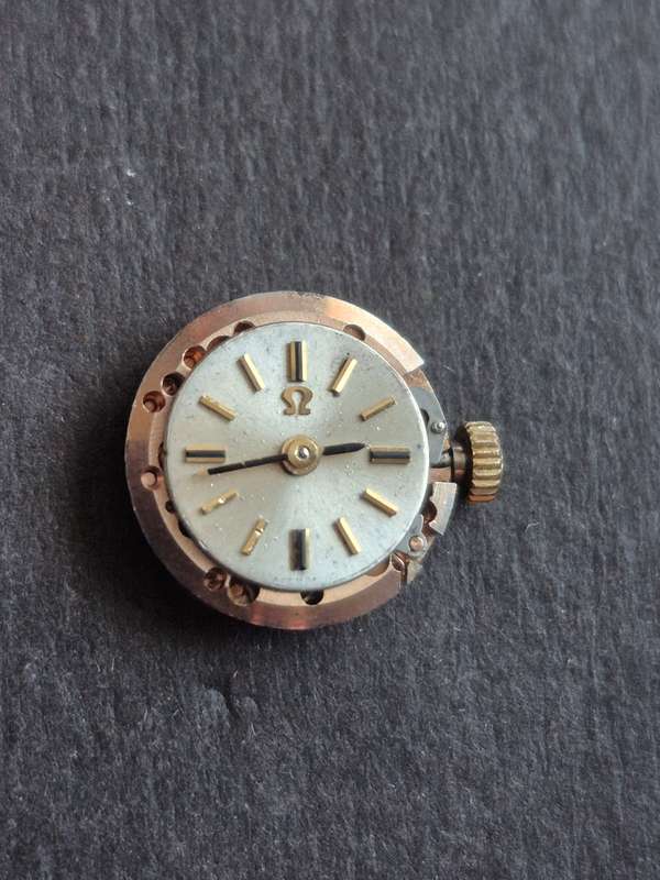 Vintage Ladies Omega Watch Movement 17 Jewels Balance Wheel Moves -with glass