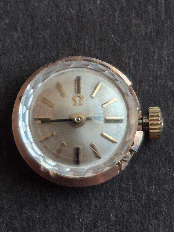 Vintage Ladies Omega Watch Movement 17 Jewels Balance Wheel Moves -with glass