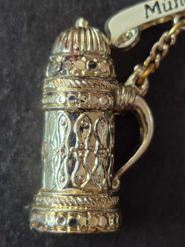 Vintage Munich Beer Tankered Pin Brooch