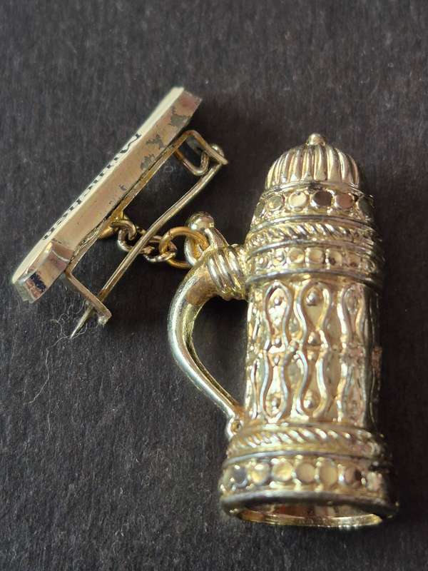 Vintage Munich Beer Tankered Pin Brooch